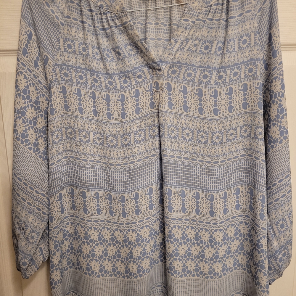 Ivanka Trump Blue & White Lace Pattern V-Neck Blouse SZ. XL